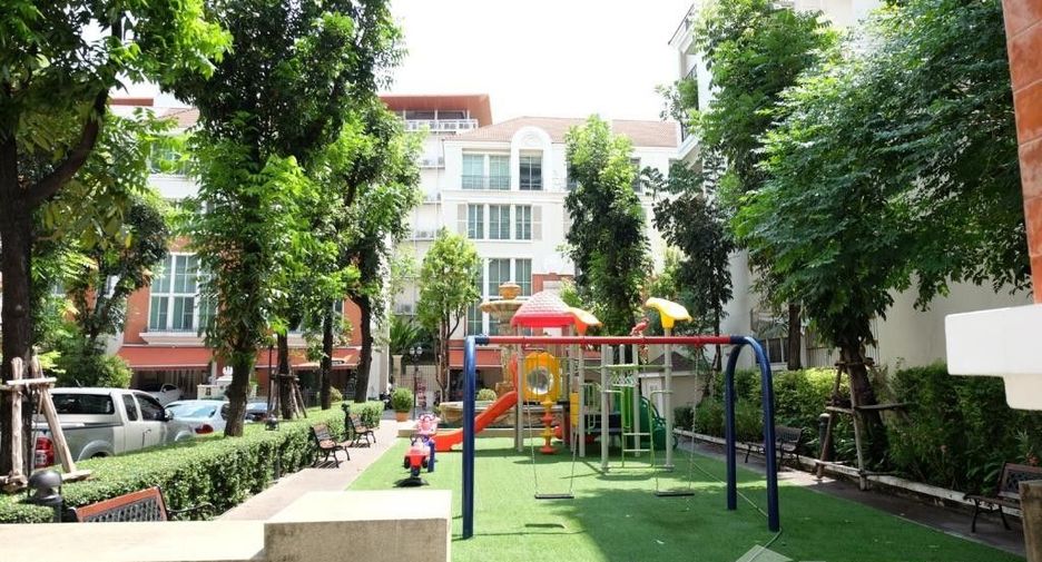 For rent 4 bedrooms townhouse in Watthana, Bangkok