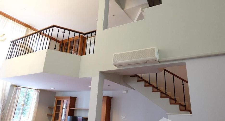 For rent 4 bedrooms townhouse in Watthana, Bangkok