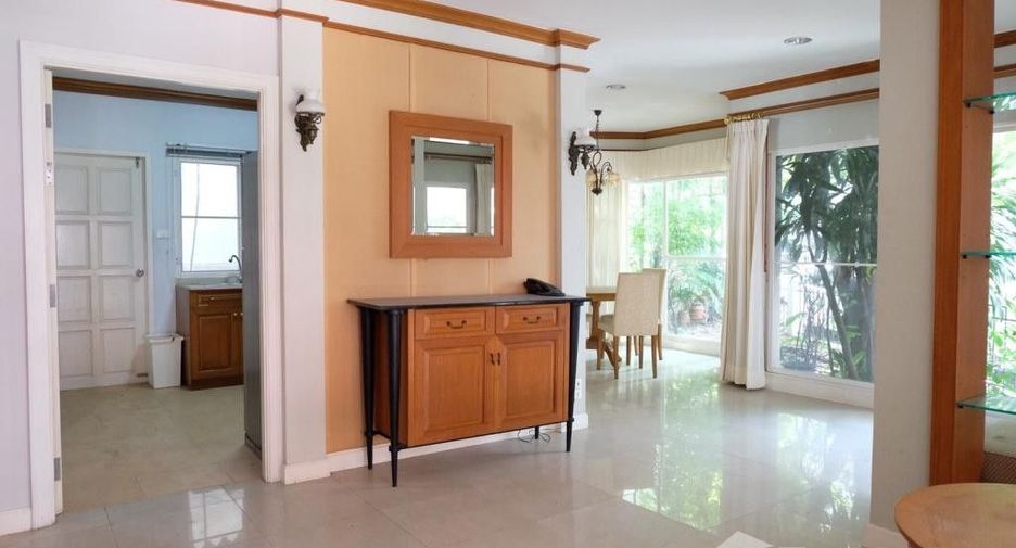 For rent 4 bedrooms townhouse in Watthana, Bangkok