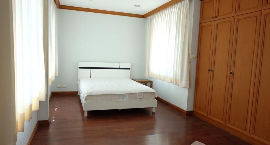 For rent 4 bedrooms townhouse in Watthana, Bangkok