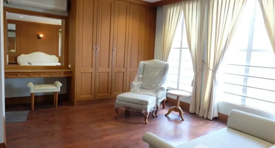For rent 4 bedrooms townhouse in Watthana, Bangkok
