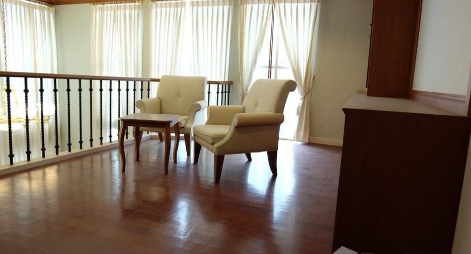 For rent 4 bedrooms townhouse in Watthana, Bangkok