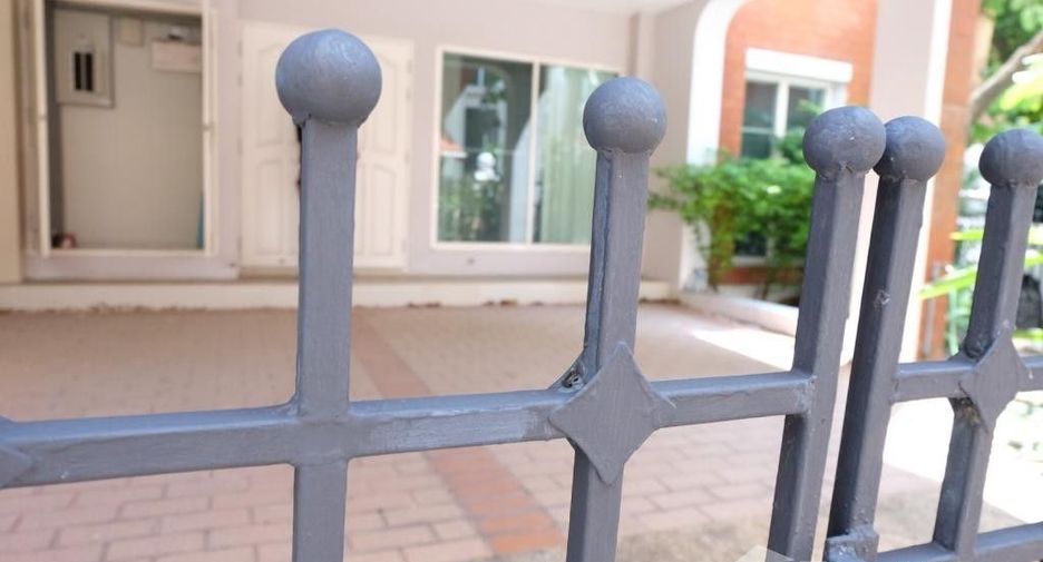 For rent 4 bedrooms townhouse in Watthana, Bangkok