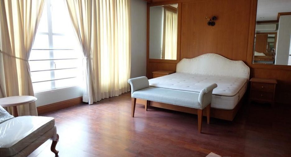 For rent 4 bedrooms townhouse in Watthana, Bangkok