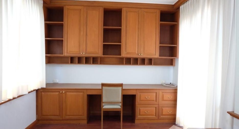 For rent 4 bedrooms townhouse in Watthana, Bangkok