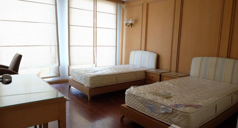 For rent 4 bedrooms townhouse in Watthana, Bangkok