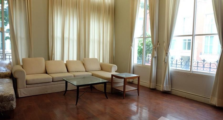 For rent 4 bedrooms townhouse in Watthana, Bangkok