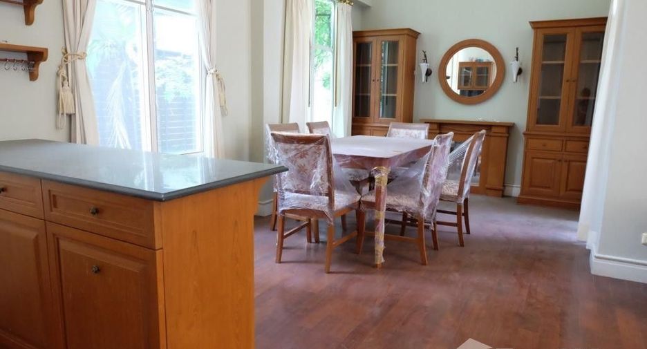 For rent 4 bedrooms townhouse in Watthana, Bangkok