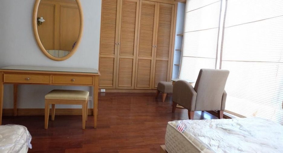For rent 4 bedrooms townhouse in Watthana, Bangkok