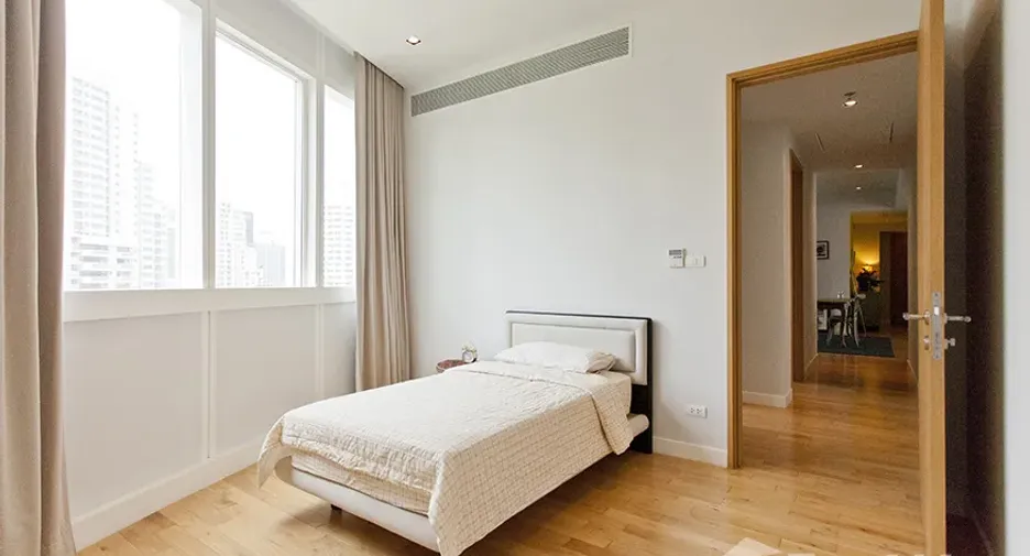 For rent 3 bedrooms condo in Khlong Toei, Bangkok