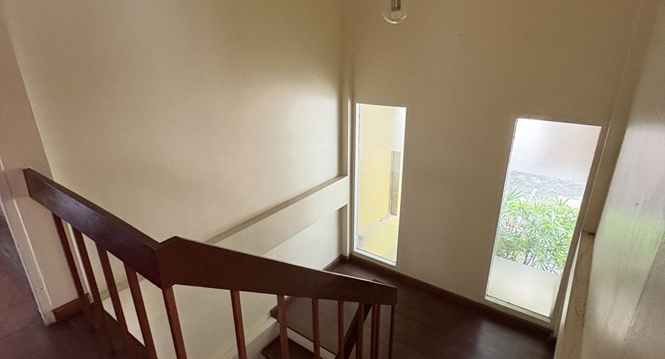 For rent 3 bedrooms retail Space in Watthana, Bangkok