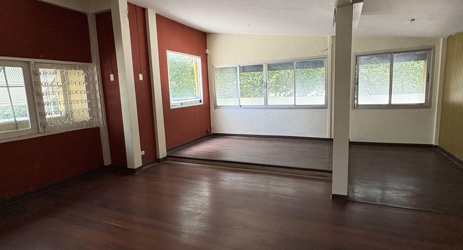 For rent 3 bedrooms retail Space in Watthana, Bangkok