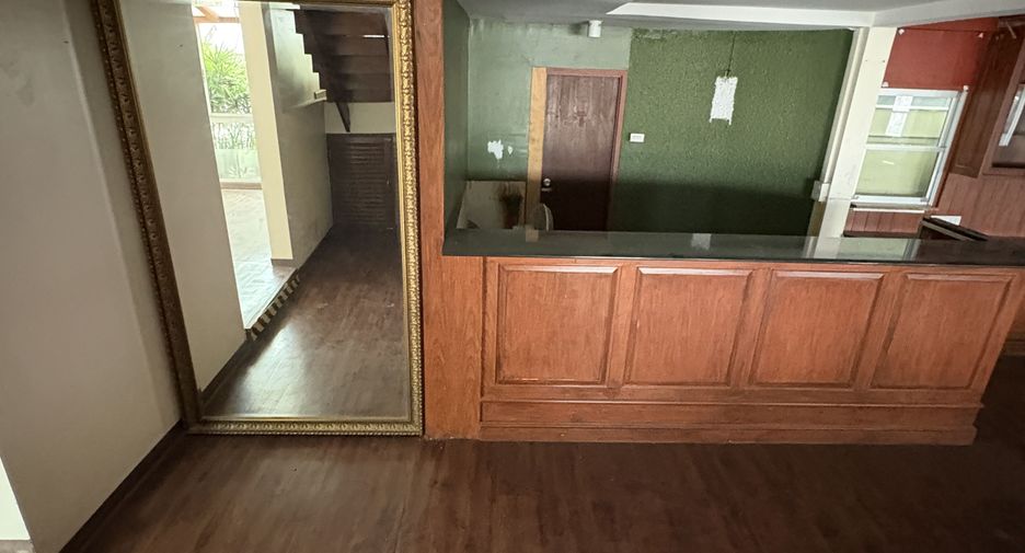 For rent 3 bedrooms retail Space in Watthana, Bangkok