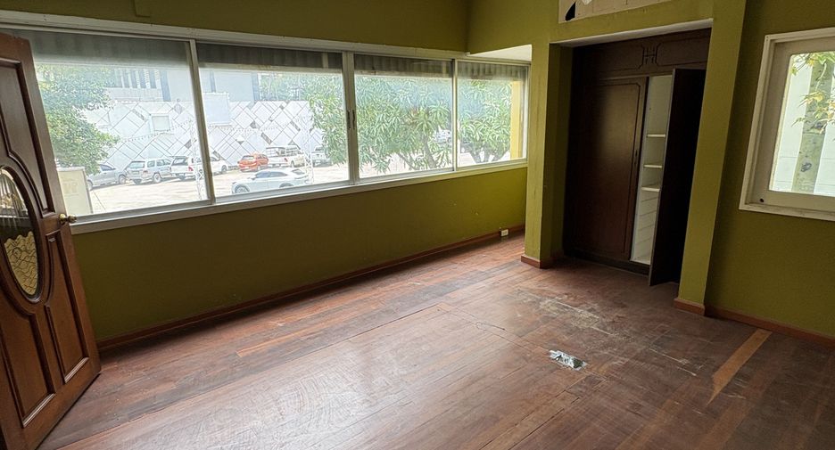 For rent 3 bedrooms retail Space in Watthana, Bangkok
