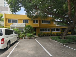 For rent 3 bedrooms retail Space in Watthana, Bangkok