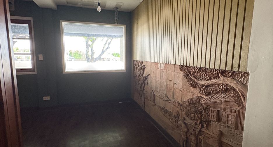 For rent 3 bedrooms retail Space in Watthana, Bangkok