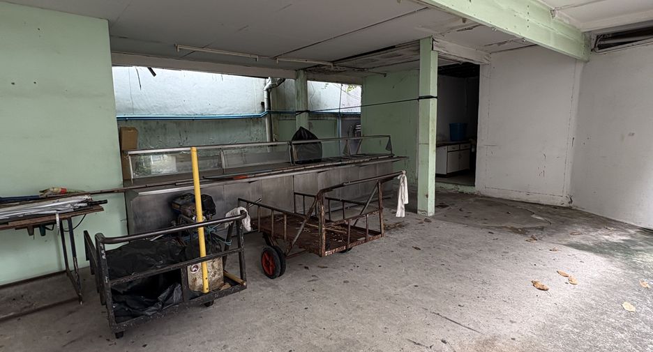 For rent 3 bedrooms retail Space in Watthana, Bangkok