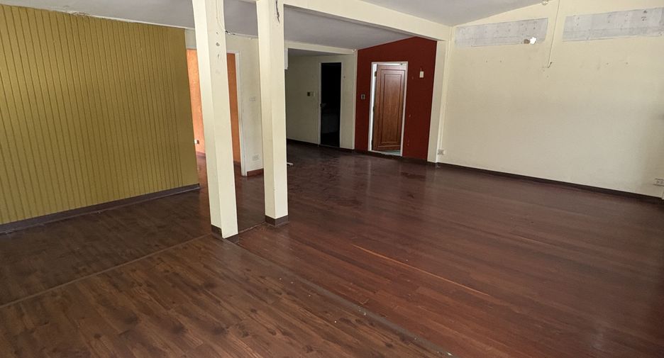 For rent 3 bedrooms retail Space in Watthana, Bangkok