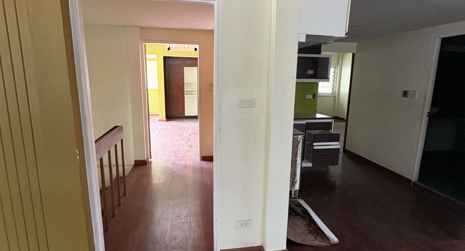 For rent 3 bedrooms retail Space in Watthana, Bangkok