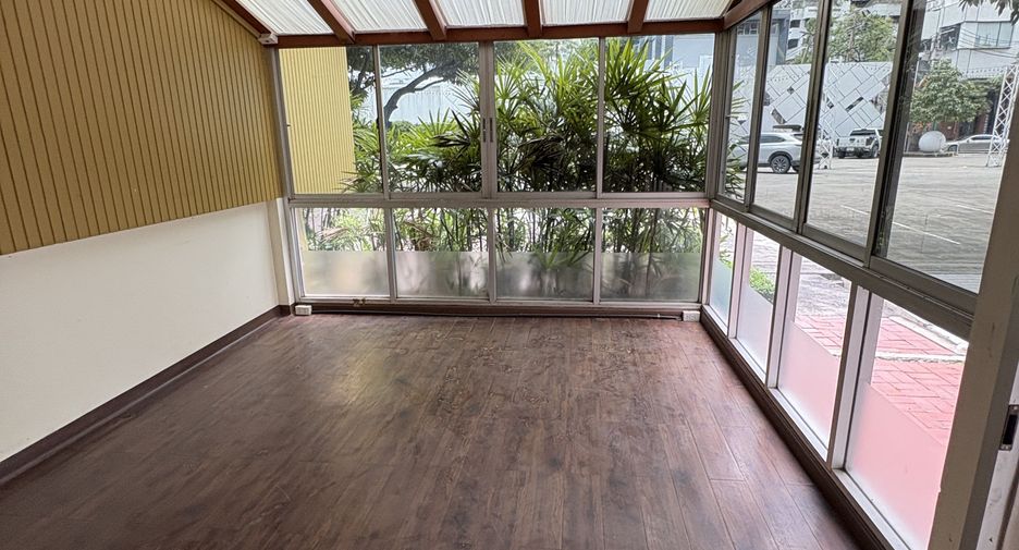 For rent 3 bedrooms retail Space in Watthana, Bangkok