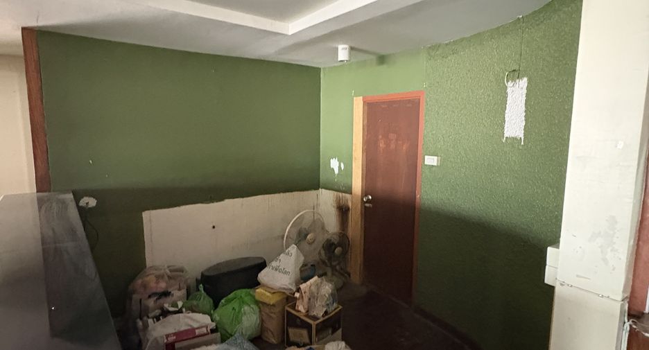 For rent 3 bedrooms retail Space in Watthana, Bangkok