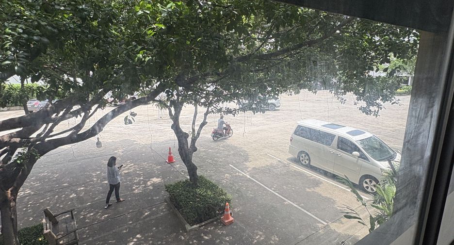 For rent 3 bedrooms retail Space in Watthana, Bangkok