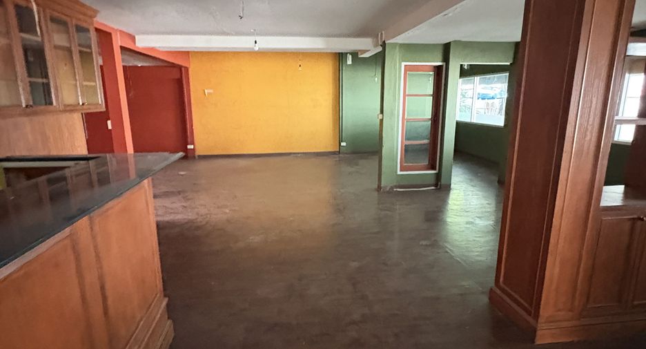 For rent 3 bedrooms retail Space in Watthana, Bangkok