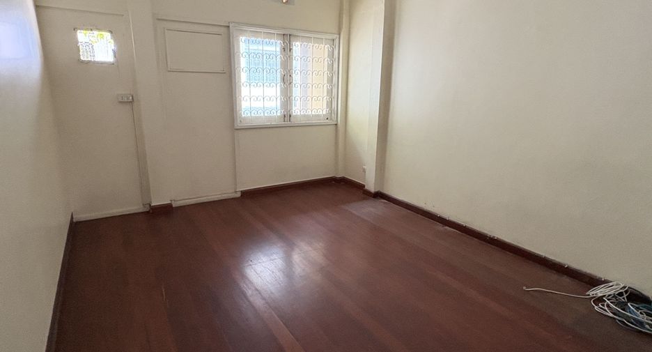 For rent 3 bedrooms retail Space in Watthana, Bangkok