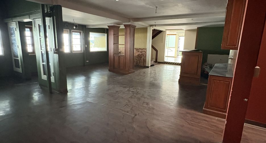 For rent 3 bedrooms retail Space in Watthana, Bangkok