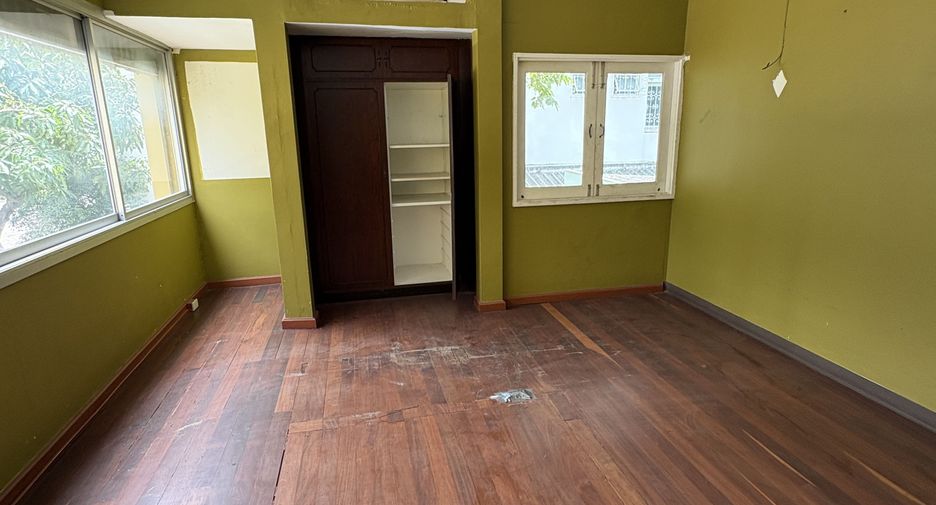 For rent 3 bedrooms retail Space in Watthana, Bangkok