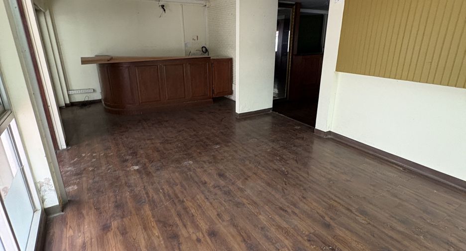 For rent 3 bedrooms retail Space in Watthana, Bangkok