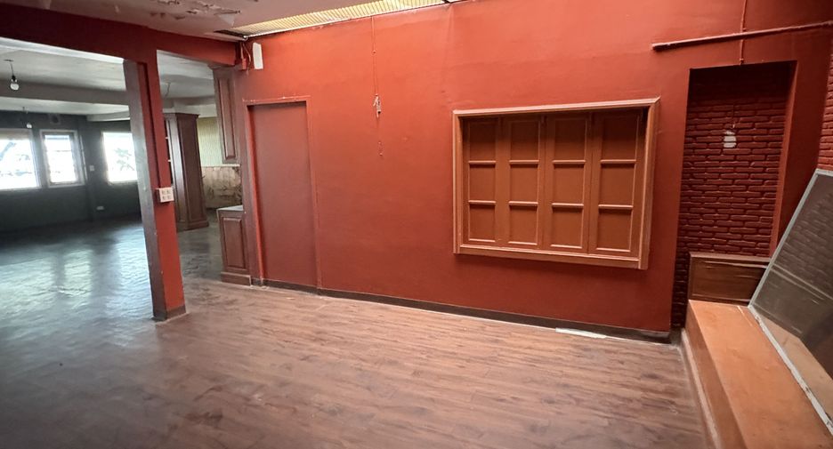 For rent 3 bedrooms retail Space in Watthana, Bangkok