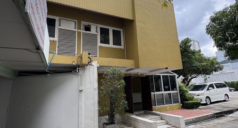 For rent 3 bedrooms retail Space in Watthana, Bangkok