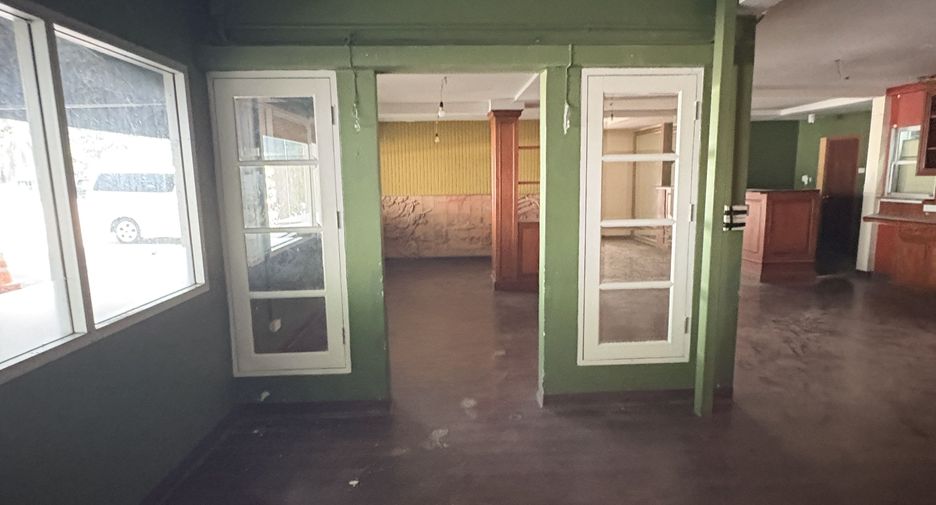 For rent 3 bedrooms retail Space in Watthana, Bangkok