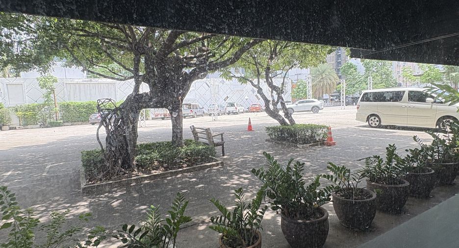 For rent 3 bedrooms retail Space in Watthana, Bangkok