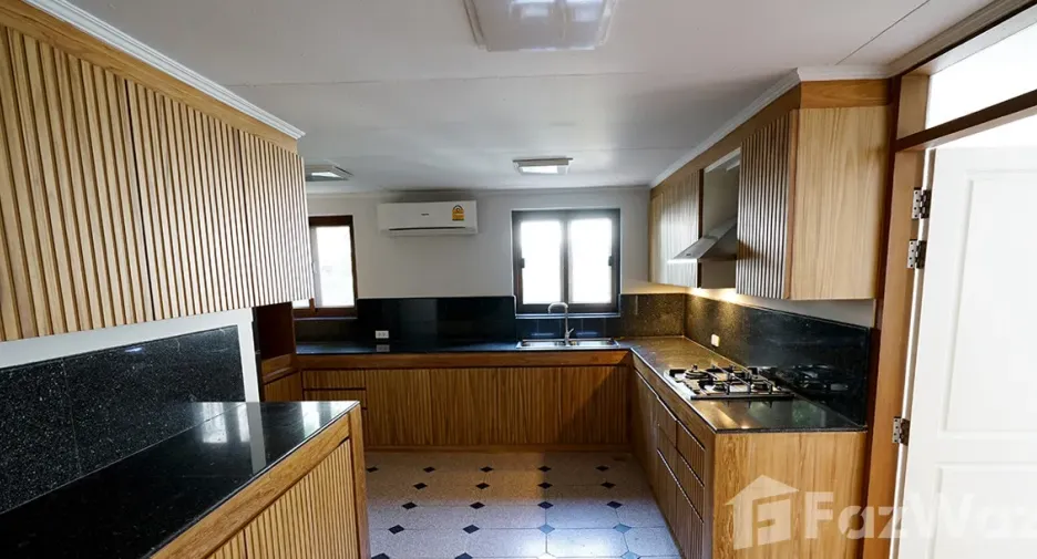For rent 3 bedrooms house in Watthana, Bangkok