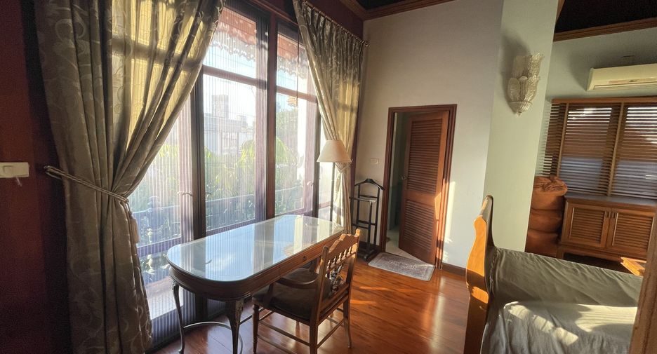 For rent 2 bedrooms house in Khlong Toei, Bangkok