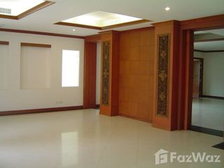 Casa en alquiler de 4 habitaciones en Khlong Toei, Bangkok
