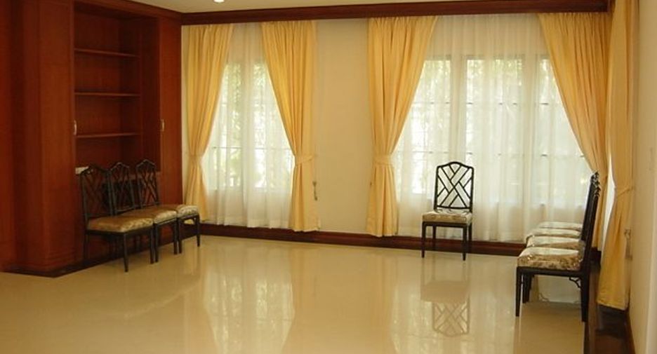 For rent 4 bedrooms house in Khlong Toei, Bangkok