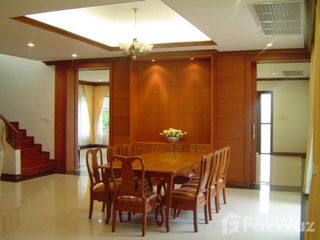 Casa en alquiler de 4 habitaciones en Khlong Toei, Bangkok