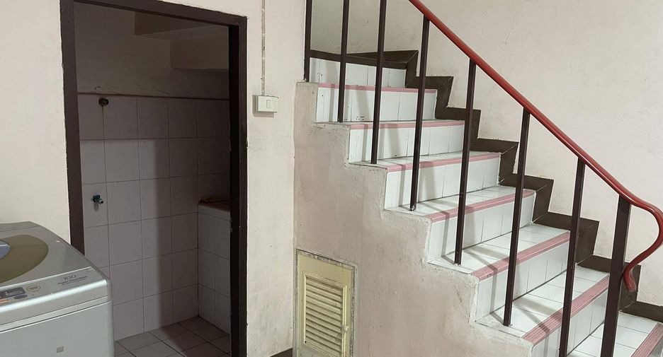 Casa adosada en alquiler de 6 habitaciones en Phra Khanong, Bangkok