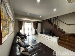 Reihenhaus zur Miete mit 3 Zimmer in Khlong Toei, Bangkok