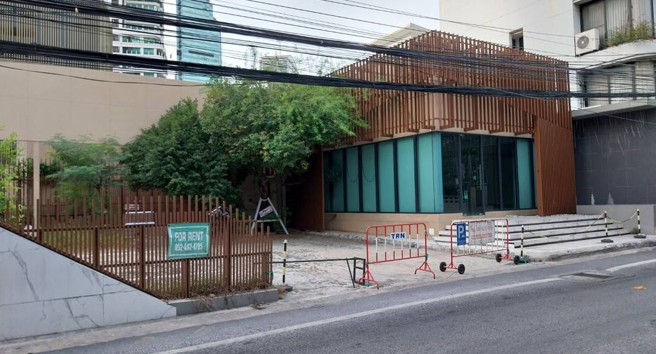 For rent 3 bedrooms retail Space in Watthana, Bangkok