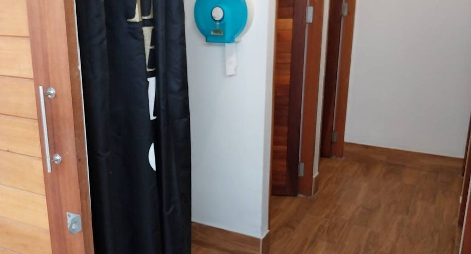 For rent 3 bedrooms retail Space in Watthana, Bangkok