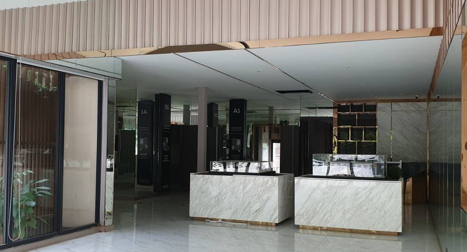 For rent 3 bedrooms retail Space in Watthana, Bangkok