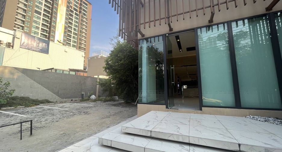 Gewerbefläche zur Miete mit 3 Zimmer in Watthana, Bangkok