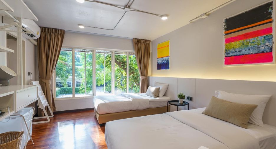 For rent 5 bedrooms townhouse in Watthana, Bangkok