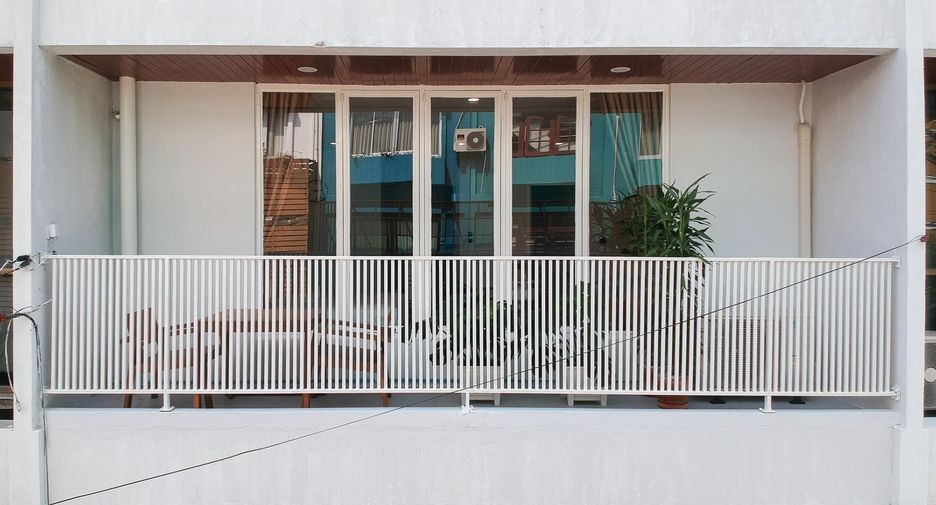 For rent 5 bedrooms townhouse in Watthana, Bangkok