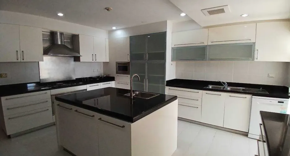 For rent 4 bedrooms apartment in Khlong Toei, Bangkok