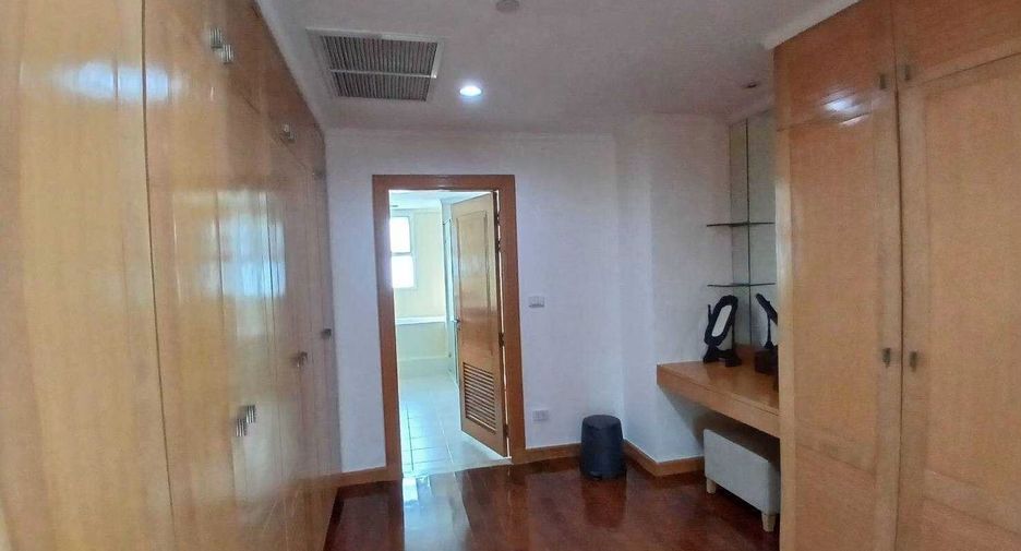 For rent 4 bedrooms apartment in Khlong Toei, Bangkok